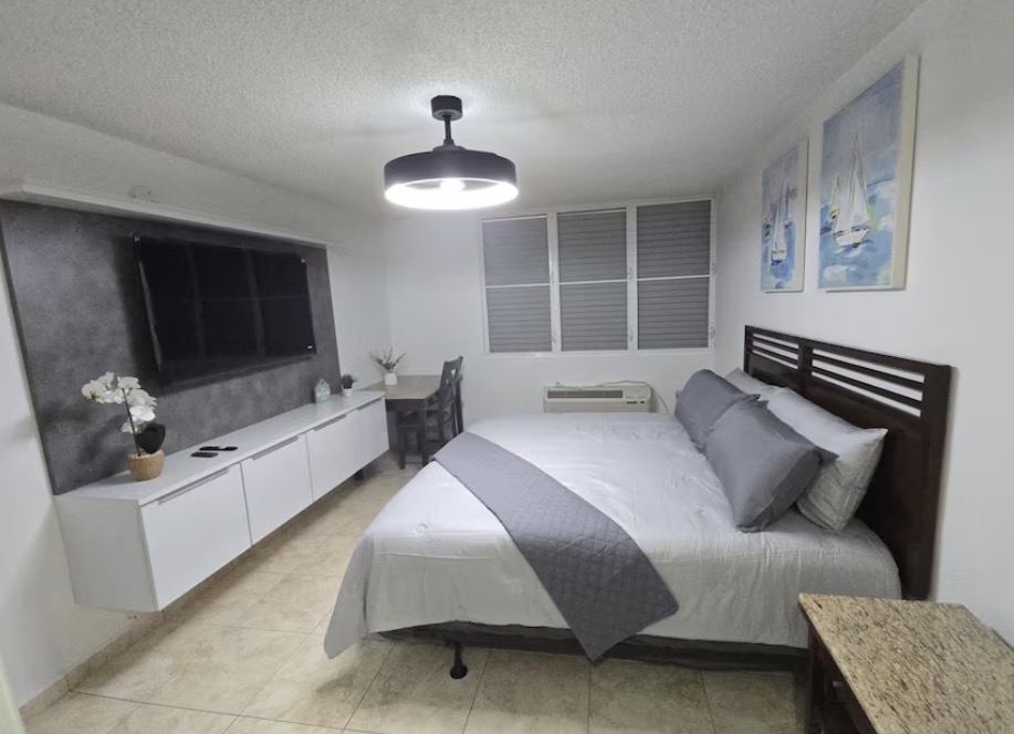 Habitación de Arenas Del Faro con cama preparada y televisor